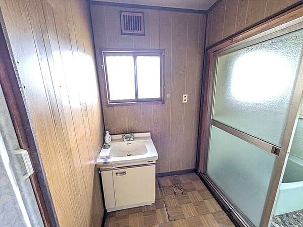 平屋窓付きの明るい洗面所です！