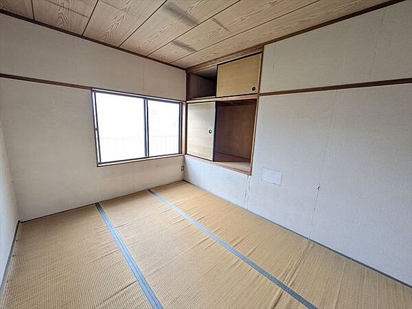 2階建腰窓のみなので棚などの家具が配置しやすく、書斎や勉強部屋として使いやすそうです