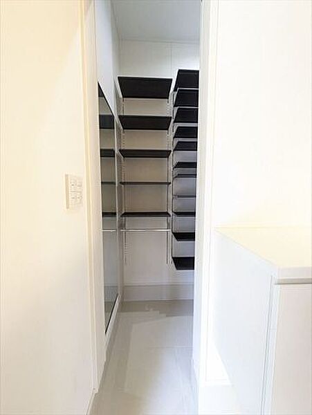 玄関にある土間続きの収納スペースです。ベビーカーや子供の遊び道具、アウトドアグッズなどの収納に便利です。姿見もついており、身だしなみチェックもできます。