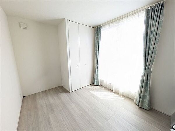 バルコニーに面した明るい洋室