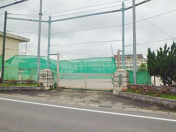 岩倉市立岩倉中学校 1900m