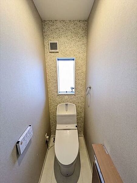 トイレには快適な温水洗浄便座付