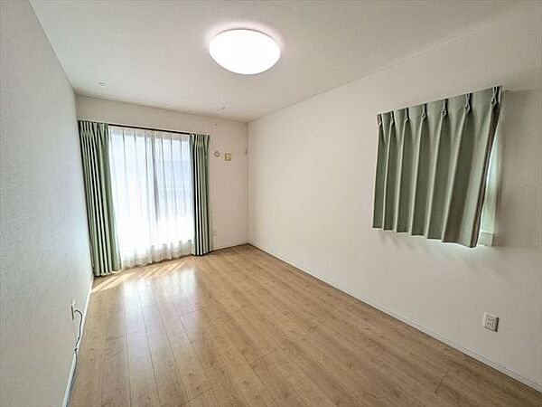 7.5帖洋室2部屋からバルコニーに出られます。