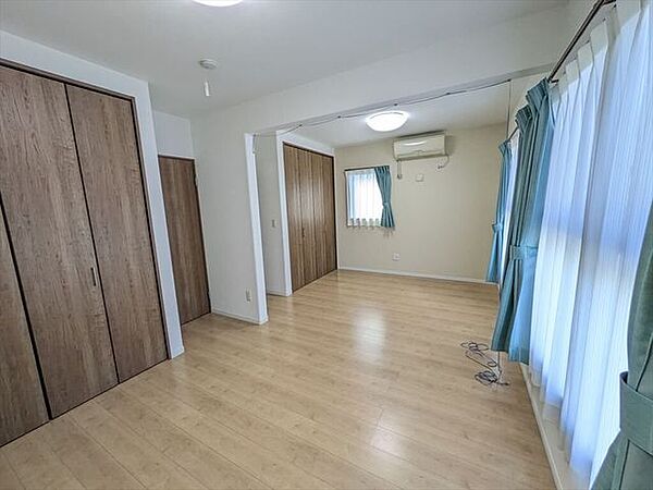 2階北側洋室間仕切りを無くせば大きなお部屋として使えます