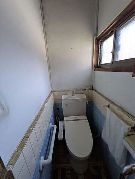 トイレには快適な温水洗浄便座付き