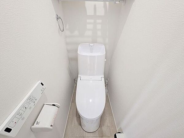 ウォシュレット機能付きトイレです♪タオルリングやペーパーホルダーも完備です♪