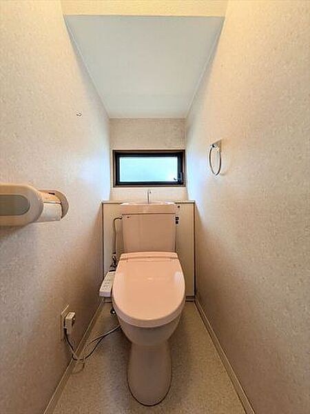 トイレトイレには快適な温水洗浄便座付き