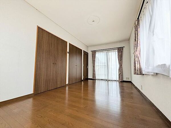 洋室バルコニーに繋がる大きな窓があり、とても明るいお部屋です