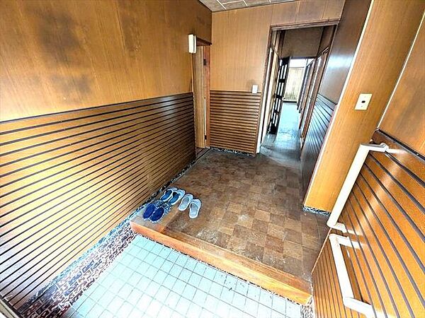 明るい玄関でお客さまを迎えられます