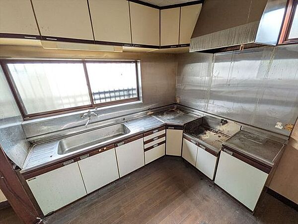 窓があり大変明るいキッチンで、お料理もははかどります