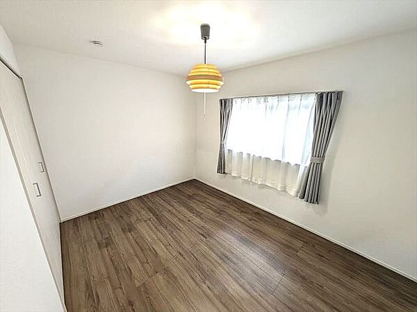 2階6畳の洋室バルコニーに繋がる大きな窓があり、とても明るいお部屋です
