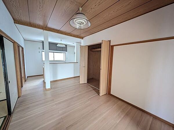 家族団らんの時間が増えそうな明るいリビングです