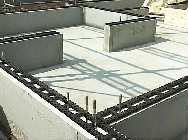 基礎と土台の間に基礎パッキン（20ｍｍ厚）を入れることにより分離させ、土台からの湿気を基礎へ浸透するのを防ぎます。また、床下換気が可能です。
