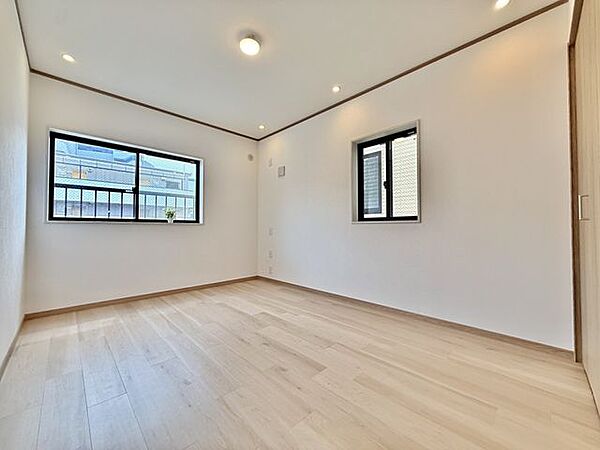 2階6.5帖のお部屋は収納も大きく明るいです！