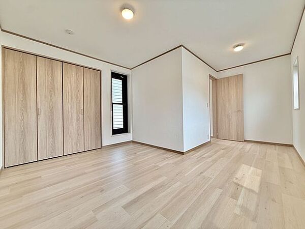 部屋も大きく収納も豊富な8.5帖のお部屋です！