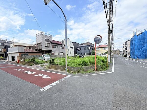 戸建住宅を中心とした街並みが広がるエリア。静かで落ち着いた暮らしをイメージできます。（2026.8）