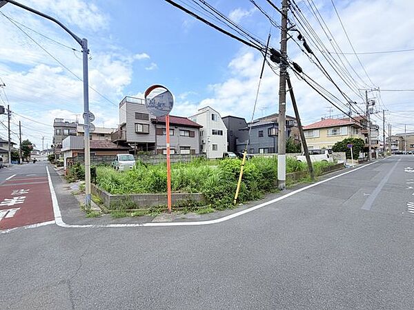 周辺は住宅が建ち並ぶ落ち着いた街並み。穏やかな暮らしを楽しめる住環境です。（2026.8）