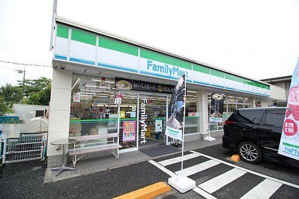 ファミリーマート鹿骨五丁目店 180m
