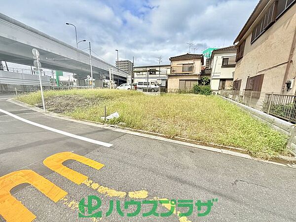 前面道路が広く開放感のある立地。お車の出し入れもしやすく、暮らしやすい住環境です。（2026.9）