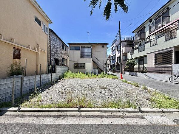 車の通りが少ないため都会にいながらゆっくり過ごせる立地です。(2026.7)