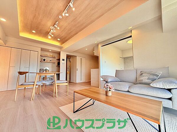 14.7帖のリビング！ダウンライトも設置されお洒落な空間です。