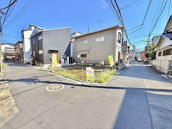 きれいな更地ですのですぐに建築可能です。（2026.8）
