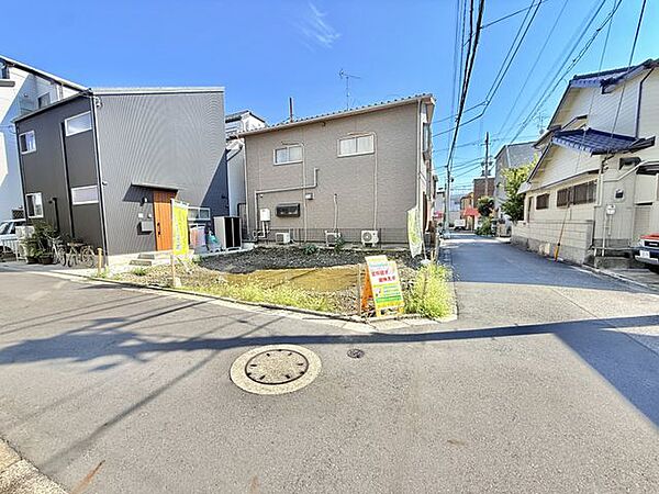 通り抜け出来る前面道路です。（2026.8）