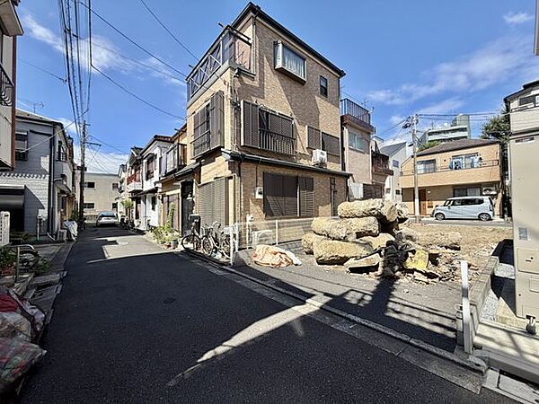 落ち着いた街並みとゆとりある前面道路が、上質な住環境を演出します。（2026.8）