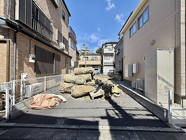 閑静な住宅街に位置する、住み心地の良いロケーションです。（2026.8）