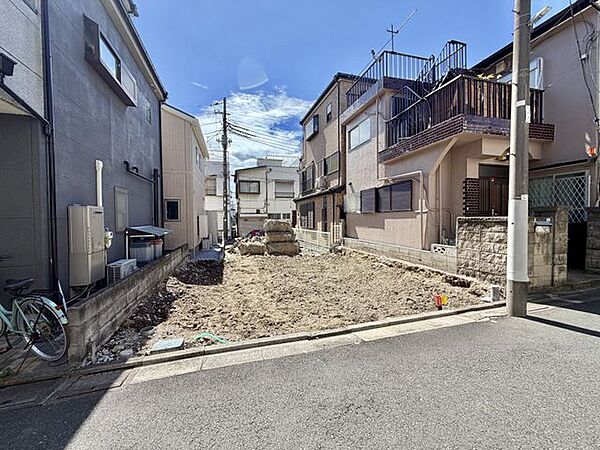周辺には高い建物が少なく日当たりの良い立地です！（2026.8）