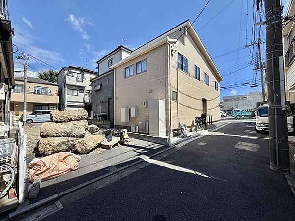 前面道路はゆとりがあり、お車の出し入れもスムーズ。閑静な住宅街に位置し、落ち着いた住環境が魅力です。（2026.8）