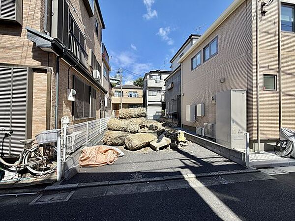前面道路が広く、陽当たり・開放感のある立地。毎日の暮らしにゆとりを感じられる住環境です。（2026.8）