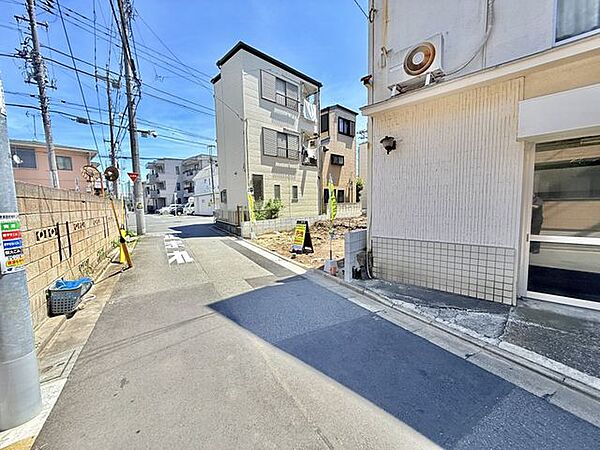 前面道路は交通量の少ない落ち着いた住環境。お車の出し入れもしやすく、小さなお子様のいるご家庭にも嬉しいロケーションです（2026.7）