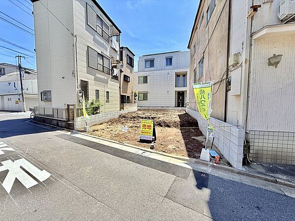 「陽当たり良好な開放感ある敷地。自由設計でライフスタイルに合わせた住まいづくりが可能です。（2026.7）