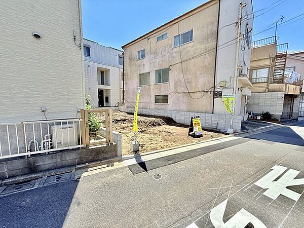 閑静な住宅街に位置し、落ち着いた街並みが魅力。スーパーや学校、公園など生活利便施設も身近に揃う住みやすい住環境です。（2026.7）