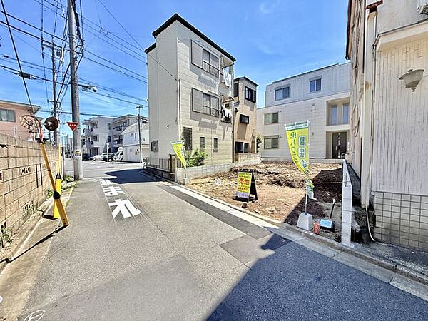 お車も入れやすそうな幅の有る前面道路。（2026.7）