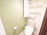 トイレ：【トイレ】ウォシュレット機能付きのトイレは、収納も完備しております。