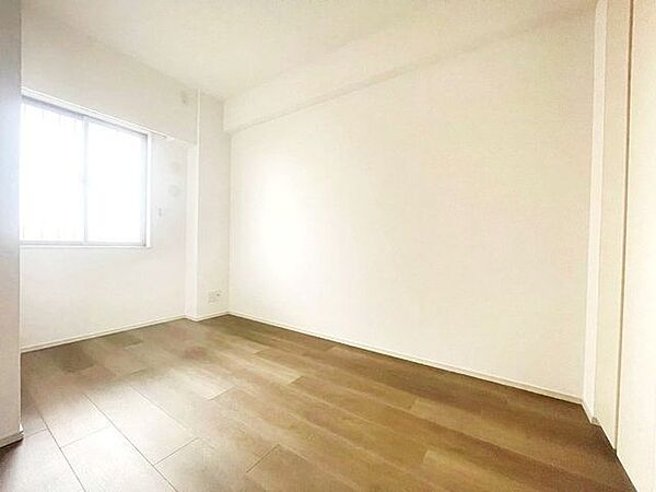 【洋室1】窓があり、明るさのあるお部屋になります。