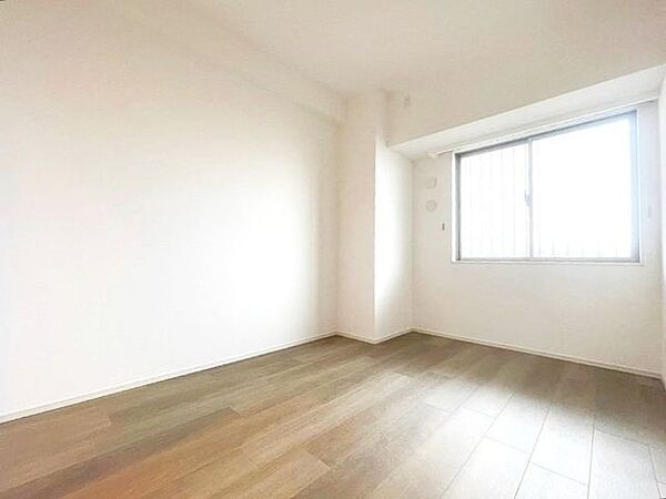 【洋室2】マルチクローク付きのお部屋は6帖となります。