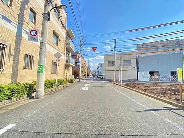 【現地写真】広々とした幅員6mの前面道路、一方通行で車通りも少なく安全な道です(2026年7月撮影)