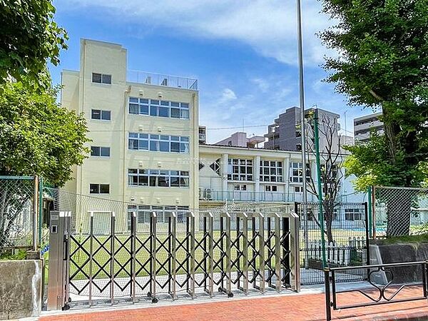 文京区立大塚小学校 295m