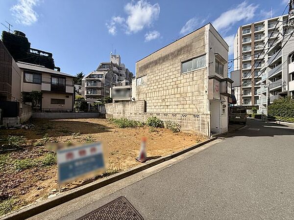 東道路に面した整形地庭(2026年8月撮影)
