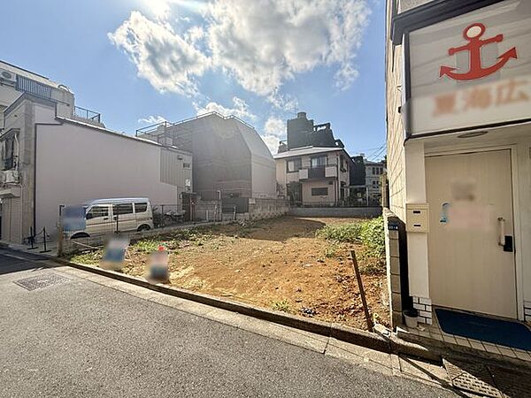 東道路に面した整形地庭(2026年8月撮影)