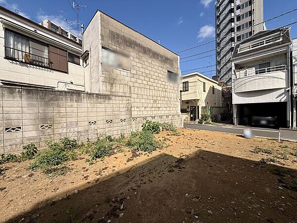 東道路に面した整形地庭(2026年8月撮影)