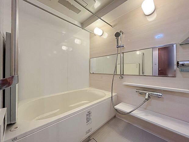 【浴室】広々とした浴室にはミストサウナ機能付き。一日の疲れを癒してくれます
