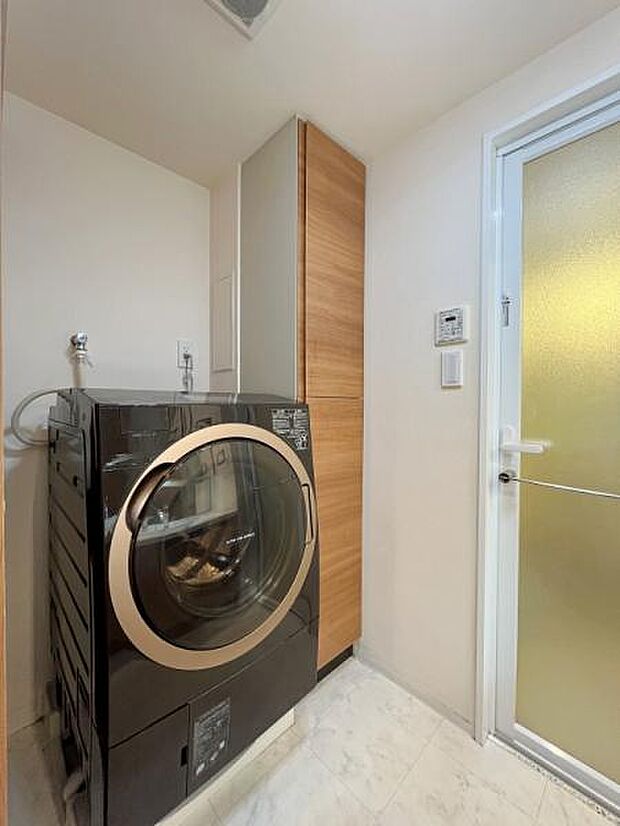 【脱衣所】広々とした脱衣所には備え付けの収納庫。大型の洗濯機も余裕をもって設置可能です