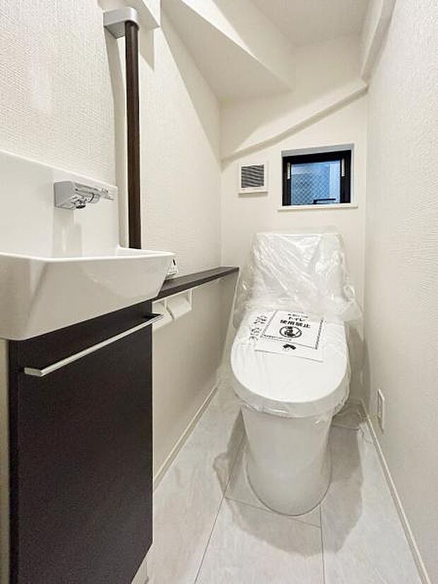 【トイレ】水栓付きの洗浄便座付きのトイレ。「安らぎ」と「快適な空間」を実現してくれます。