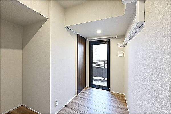 帰宅動線に優れた洋室約4.7帖。家族が集うリビングから距離がありますので、リモートワークや勉強に集中しやすい居室です。収納付き。