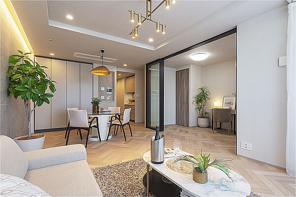 照明と床材のデザインが印象的に調和する、意匠性豊かな住空間。約14.1帖のリビング・ダイニングと洋室約4.5帖は、空間を繋げることができる設計で、暮らしにゆとりを感じさせます。
