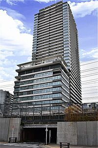 外観：2019年2月築、地下1階付き地上37階建の免震構造タワーマンション。JR山手線「浜松町」駅まで徒歩5分など、複数沿線利用可能！通勤・通学にも便利な立地です。